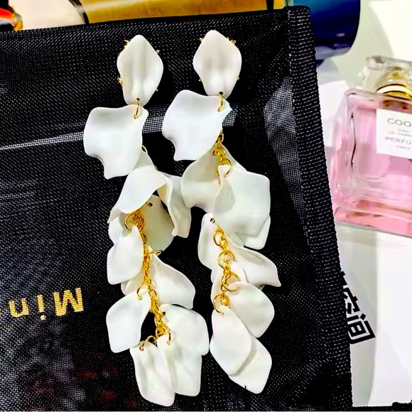 Long white petal statement bold earrings - Picture 1 of 2